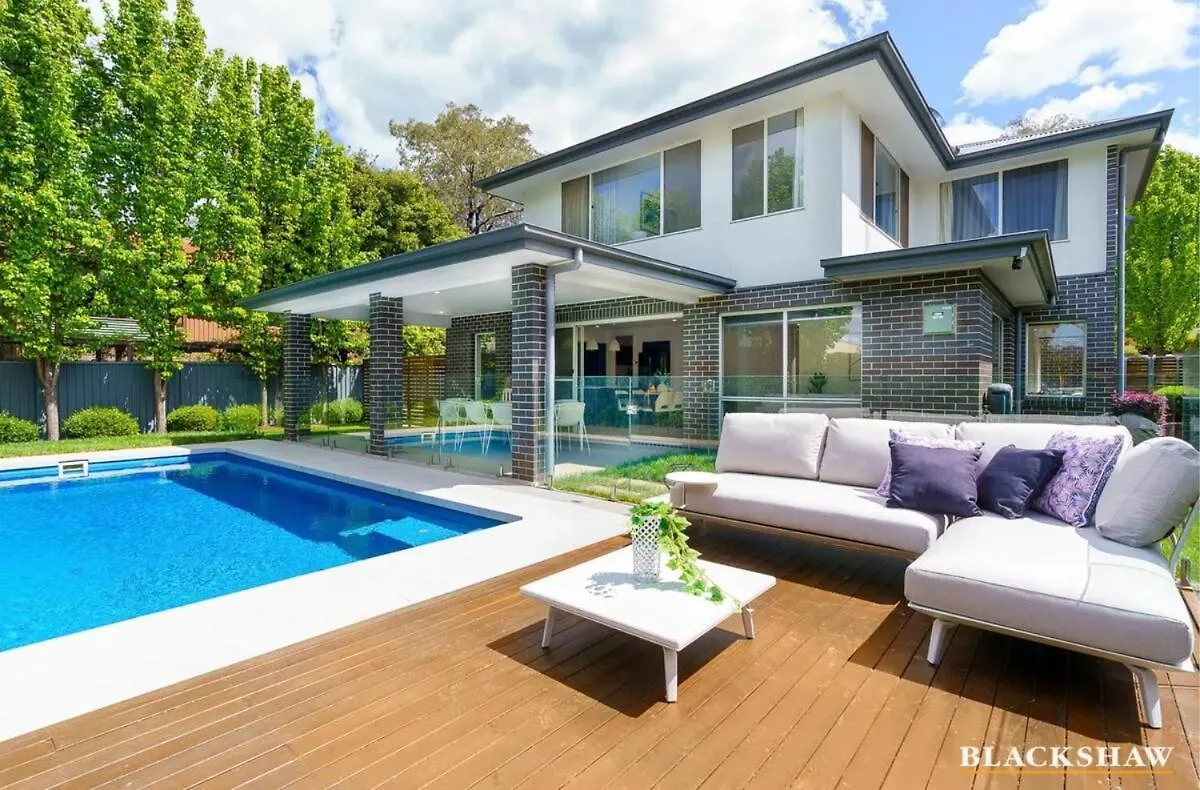 Inner City Oasis In Oconnor - With Heated Pool Canberra Holiday home